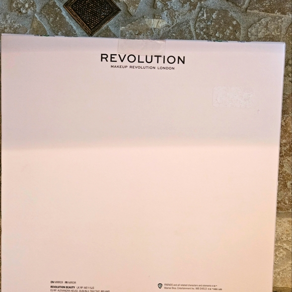 Makeup Revolution X Friends The Television Series Mirror - Picture 5 of 7